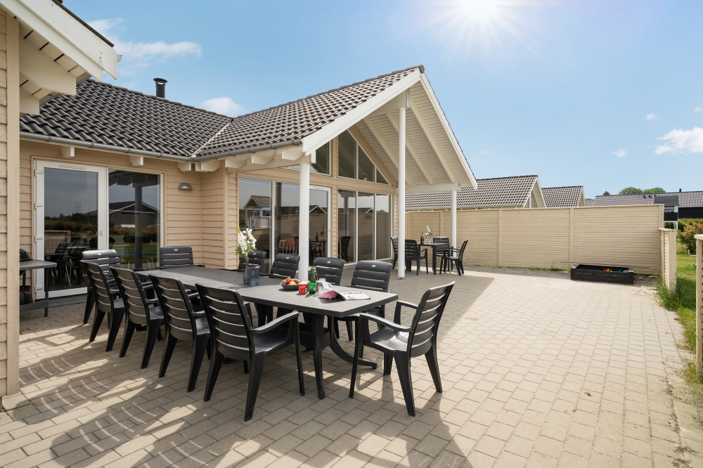 Genießen Sie einen Grillabend auf der Terrasse des Luxusferienhauses Nr. 338 in Fünen und seine Inseln
