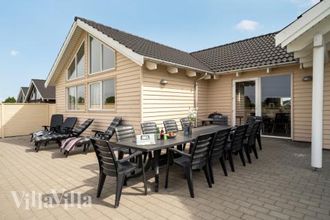 Das Luxusferienhaus Nr. 338 hat eine tolle Terrasse, die mit hochwertigen Gartenmöbeln für 16 Personen ausgestattet ist.