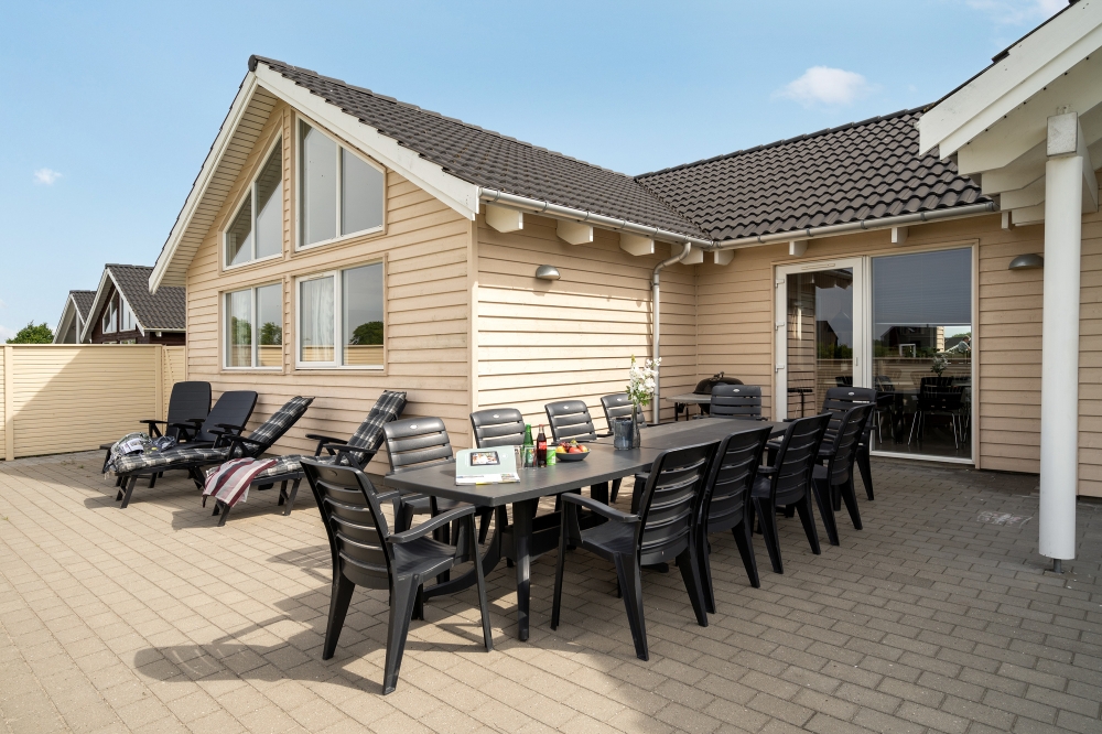 Das Luxusferienhaus Nr. 338 hat eine tolle Terrasse, die mit hochwertigen Gartenmöbeln für 16 Personen ausgestattet ist.