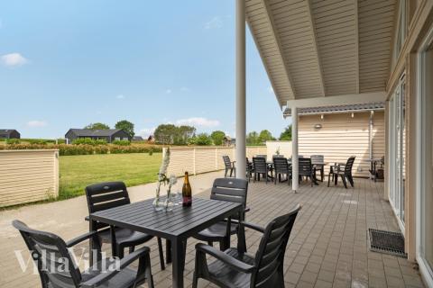 Auf der Terrasse des Ferienhauses Nr. 338 ist Platz für 16 Personen.