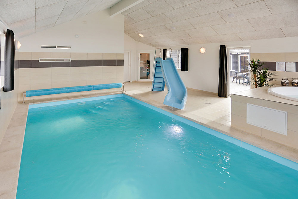 Das Ferienhaus 340 hat einen schicken Poolbereich mit Wasserrutsche, einem geräumigen, eingelassenen Whirlpool und einer Sauna.