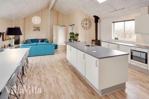 Der große, lichtdurchflutete Aufenthaltsraum im Luxusferienhaus Nr. 340 für 22.