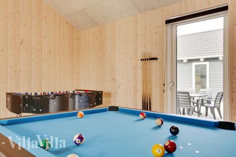Das Luxusferienhaus 340 für 22 Personen hat einen großen Aktivitätsraum mit u. a. Billard und Darts