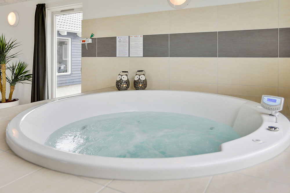Genießen Sie den warmen Whirlpool im Luxusferienhaus Nr. 340 in Fünen und seine Inseln