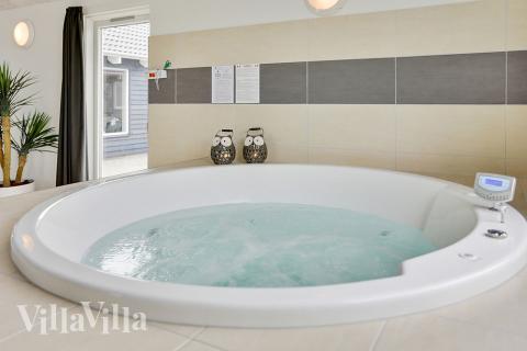 Genießen Sie den warmen Whirlpool im Luxusferienhaus Nr. 340 in Fünen und seine Inseln