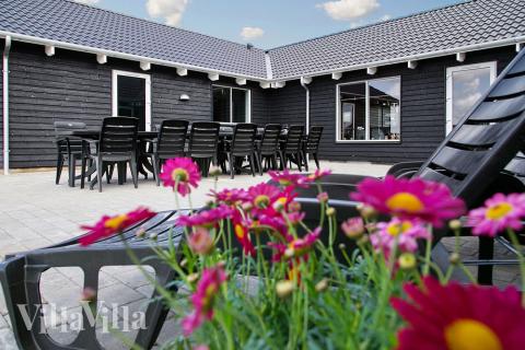 Genießen Sie einen Grillabend auf der Terrasse des Luxusferienhauses Nr. 340 in Fünen und seine Inseln