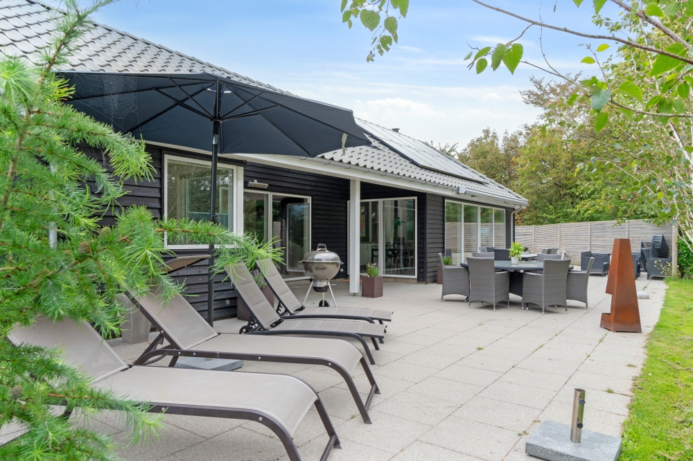 Genießen Sie einen Grillabend auf der Terrasse des Luxusferienhauses Nr. 339 in Nordseeland