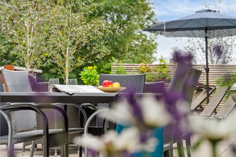 Auf der Terrasse des Ferienhauses Nr. 339 ist Platz für 16 Personen.