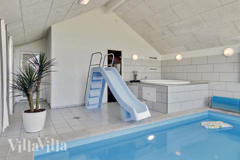 Das Ferienhaus 341 hat einen schicken Poolbereich mit Wasserrutsche, einem geräumigen, eingelassenen Whirlpool und einer Sauna.