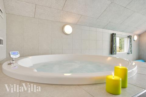 Genießen Sie den warmen Whirlpool im Luxusferienhaus Nr. 341 in Fünen und seine Inseln