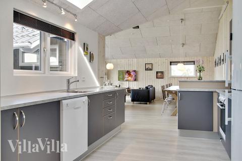 Die Küche in dem Luxusferienhaus Nr. 341 ist so gut ausgestattet, dass man problemlos Mahlzeiten für 14 Personen zubereiten kann.