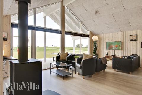 Der große, lichtdurchflutete Aufenthaltsraum im Luxusferienhaus Nr. 341 für 14.