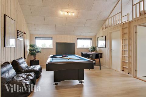 Aktivitätsraum im Luxusferienhaus Nr. 341 mit 5 Schlafzimmern und Platz für 14 Gäste.