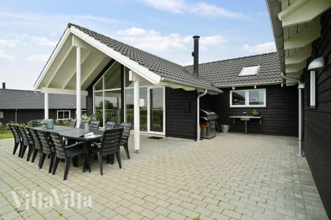 Genießen Sie einen Grillabend auf der Terrasse des Luxusferienhauses Nr. 341 in Fünen und seine Inseln
