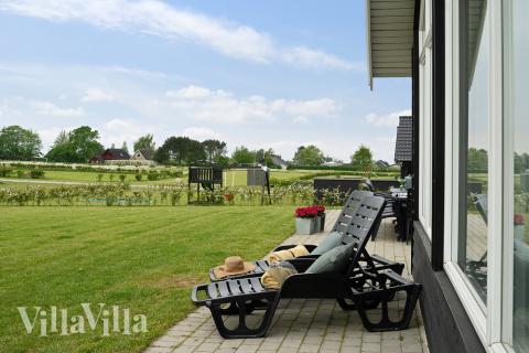 Auf der Terrasse des Ferienhauses Nr. 341 ist Platz für 14 Personen.