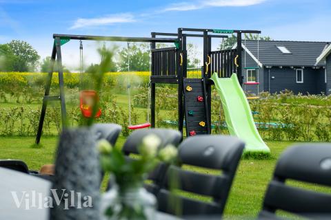 Zu dem attraktiven Ferienhaus Nr. 341 in Fünen und seine Inseln gehört auch ein tolles Angebot im Außenbereich, z. B. Spieleturm und Schaukeln