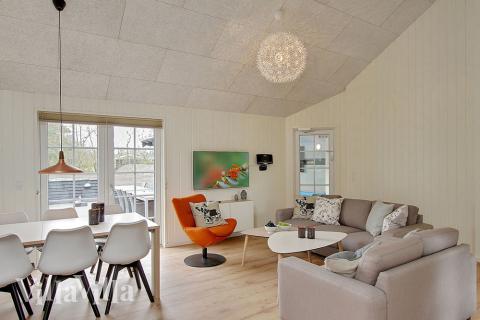 Der Aufenthaltsraum bietet Platz für 24 Personen, wenn ihr das Ferienhaus 342 in Westjütland besucht.