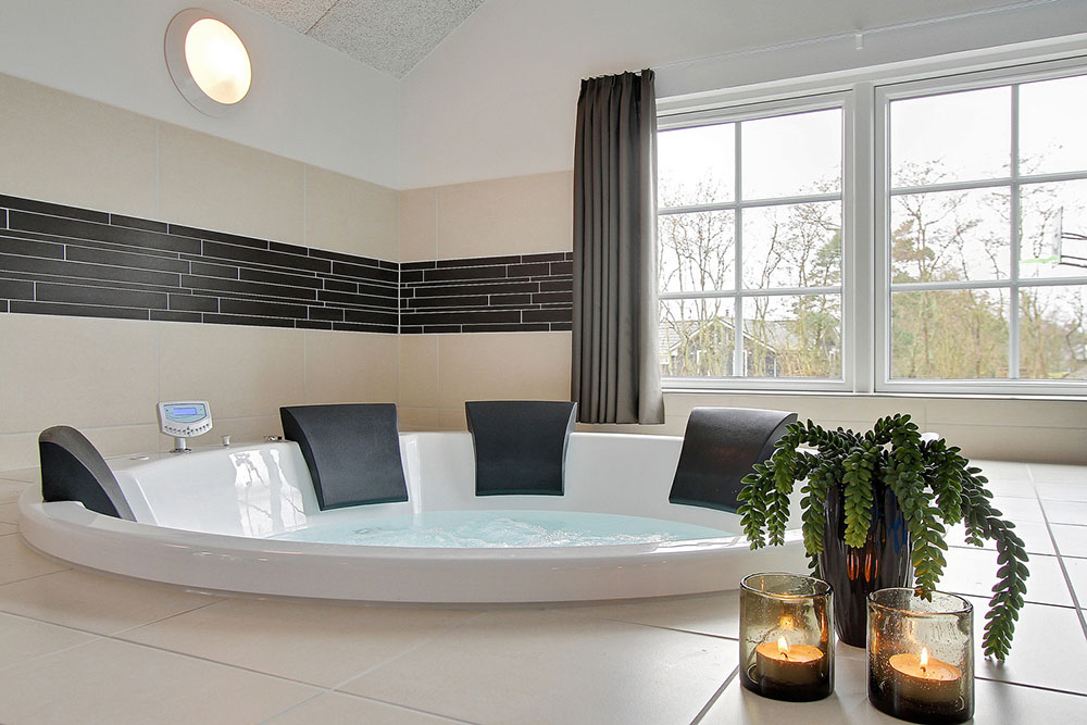 Genießen Sie den warmen Whirlpool im Luxusferienhaus Nr. 342 in Westjütland