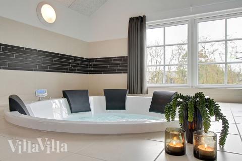 Genießen Sie den warmen Whirlpool im Luxusferienhaus Nr. 342 in Westjütland