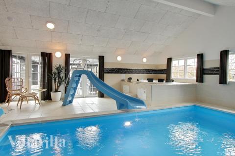 Das Ferienhaus 342 hat einen schicken Poolbereich mit Wasserrutsche, einem geräumigen, eingelassenen Whirlpool und einer Sauna.