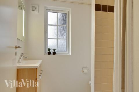 Eines der Badezimmer im Luxusferienhaus Nr. 342