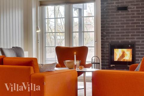 Der große, lichtdurchflutete Aufenthaltsraum im Luxusferienhaus Nr. 342 für 24.