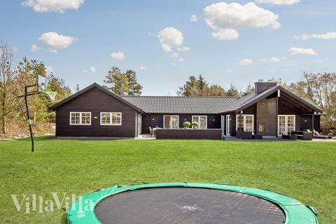 Zu dem attraktiven Ferienhaus Nr. 342 in Westjütland gehört auch ein tolles Angebot im Außenbereich, z. B. Spieleturm und Schaukeln