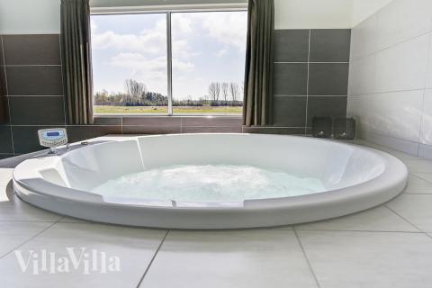 Genießen Sie den warmen Whirlpool im Luxusferienhaus Nr. 343 in Lolland/Falster/Mön