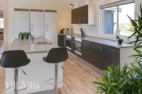 Die Küche in dem Luxusferienhaus Nr. 343 ist so gut ausgestattet, dass man problemlos Mahlzeiten für 20 Personen zubereiten kann.