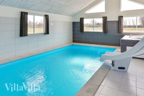 Das Ferienhaus 343 hat einen schicken Poolbereich mit Wasserrutsche, einem geräumigen, eingelassenen Whirlpool und einer Sauna.