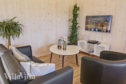 Der große, lichtdurchflutete Aufenthaltsraum im Luxusferienhaus Nr. 343 für 20.