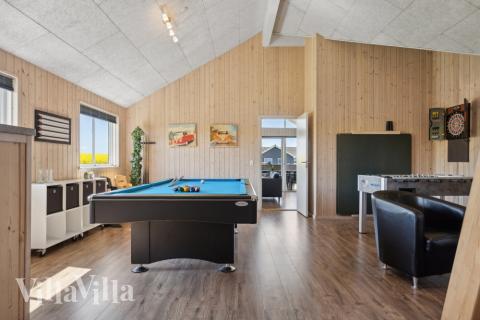 Aktivitätsraum im Luxusferienhaus Nr. 345 mit 6 Schlafzimmern und Platz für 16 Gäste.