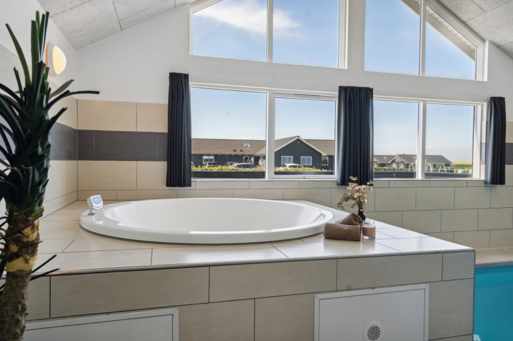 Genießen Sie den warmen Whirlpool im Luxusferienhaus Nr. 345 in Fünen und seine Inseln