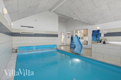 Das Ferienhaus 345 hat einen schicken Poolbereich mit Wasserrutsche, einem geräumigen, eingelassenen Whirlpool und einer Sauna.