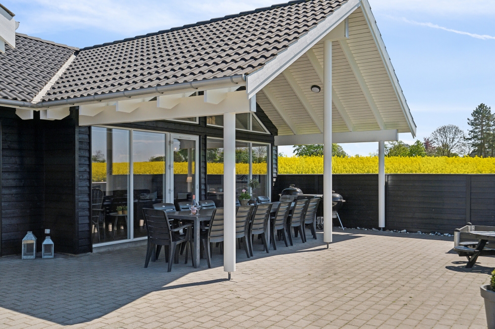Genießen Sie einen Grillabend auf der Terrasse des Luxusferienhauses Nr. 345 in Fünen und seine Inseln