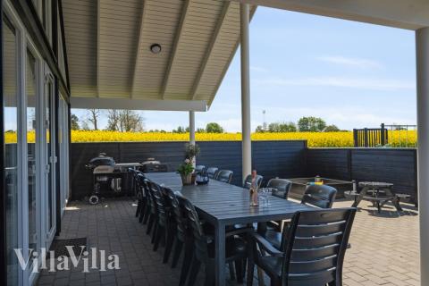 Auf der Terrasse des Ferienhauses Nr. 345 ist Platz für 16 Personen.