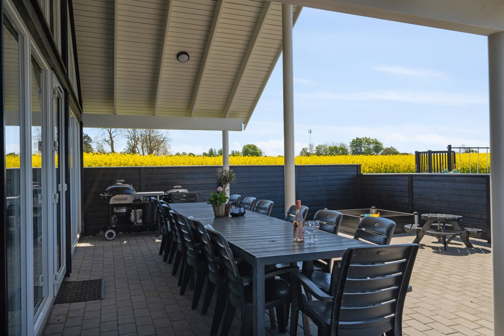 Auf der Terrasse des Ferienhauses Nr. 345 ist Platz für 16 Personen.