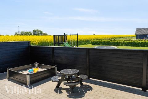 Zu dem attraktiven Ferienhaus Nr. 345 in Fünen und seine Inseln gehört auch ein tolles Angebot im Außenbereich, z. B. Spieleturm und Schaukeln