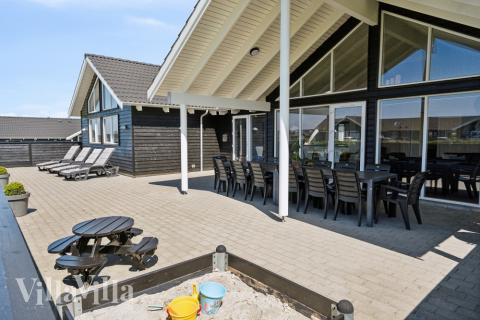 Das Luxusferienhaus Nr. 345 hat eine tolle Terrasse, die mit hochwertigen Gartenmöbeln für 16 Personen ausgestattet ist.