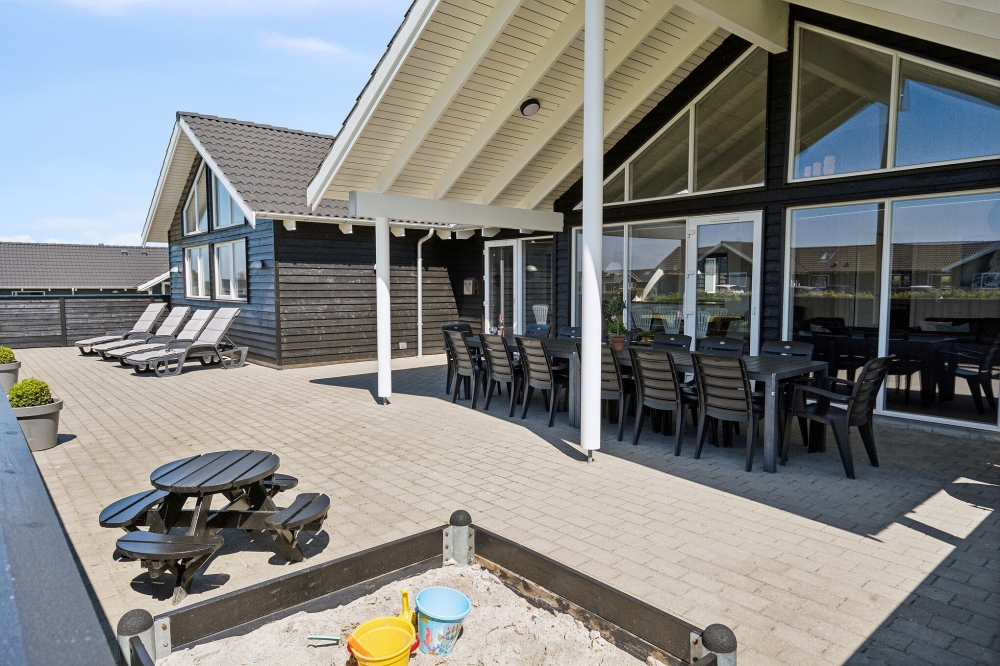 Das Luxusferienhaus Nr. 345 hat eine tolle Terrasse, die mit hochwertigen Gartenmöbeln für 16 Personen ausgestattet ist.