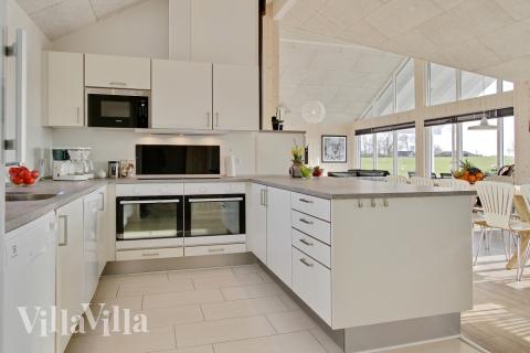 Die Küche in dem Luxusferienhaus Nr. 345 ist so gut ausgestattet, dass man problemlos Mahlzeiten für 16 Personen zubereiten kann.