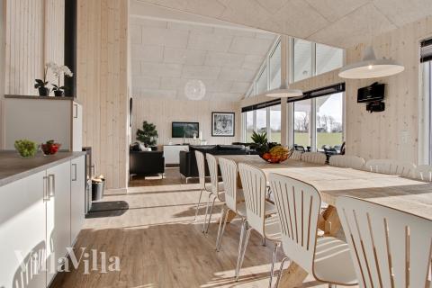 Der große, lichtdurchflutete Aufenthaltsraum im Luxusferienhaus Nr. 345 für 16.