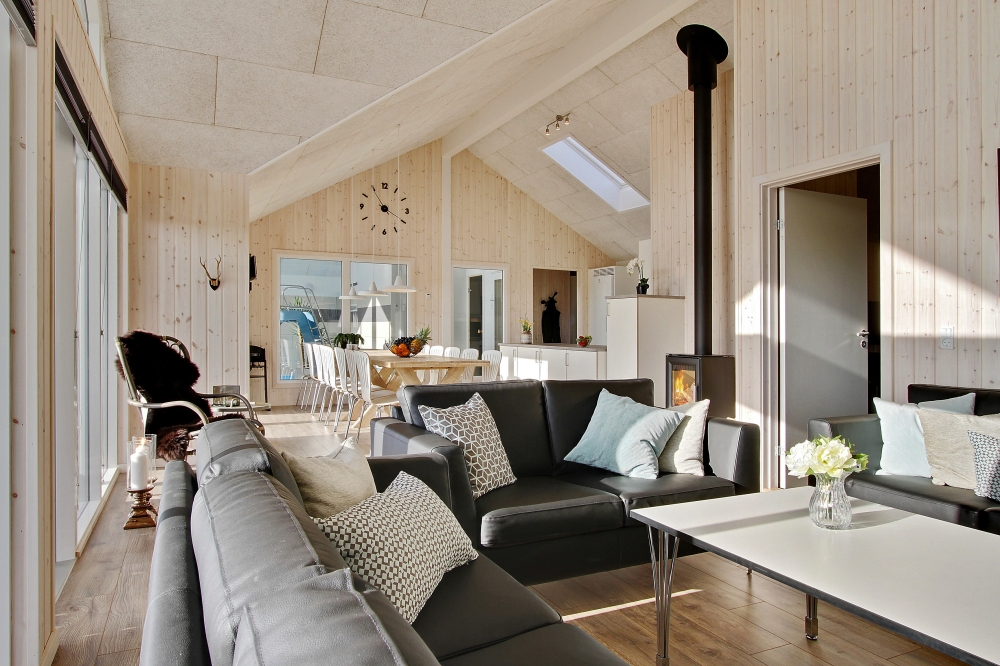 Der Aufenthaltsraum bietet Platz für 16 Personen, wenn ihr das Ferienhaus 345 in Fünen und seine Inseln besucht.