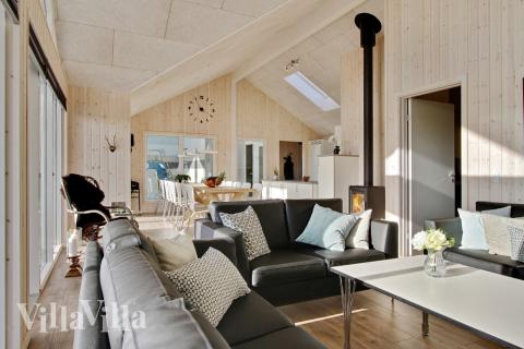 Der Aufenthaltsraum bietet Platz für 16 Personen, wenn ihr das Ferienhaus 345 in Fünen und seine Inseln besucht.