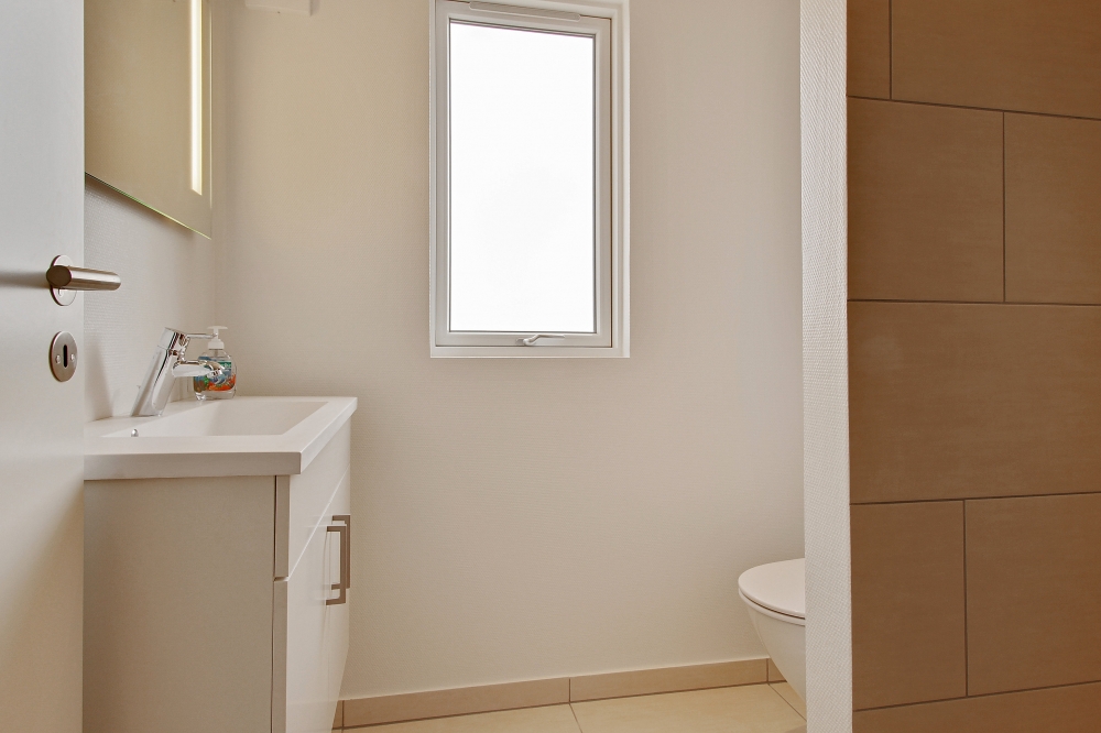 Eines der Badezimmer im Luxusferienhaus Nr. 345