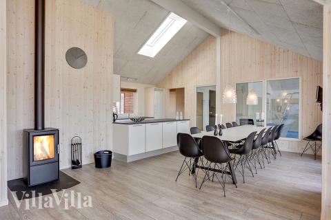 Der große, lichtdurchflutete Aufenthaltsraum im Luxusferienhaus Nr. 344 für 16.