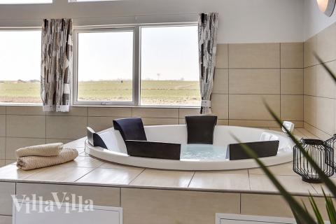 Genießen Sie den warmen Whirlpool im Luxusferienhaus Nr. 344 in Fünen und seine Inseln