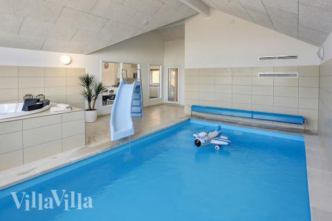 Das Ferienhaus 344 hat einen schicken Poolbereich mit Wasserrutsche, einem geräumigen, eingelassenen Whirlpool und einer Sauna.