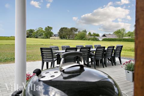 Genießen Sie einen Grillabend auf der Terrasse des Luxusferienhauses Nr. 344 in Fünen und seine Inseln