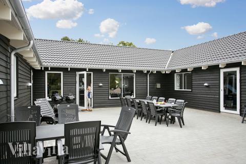 Genießen Sie einen Grillabend auf der Terrasse des Luxusferienhauses Nr. 346 in Nordseeland